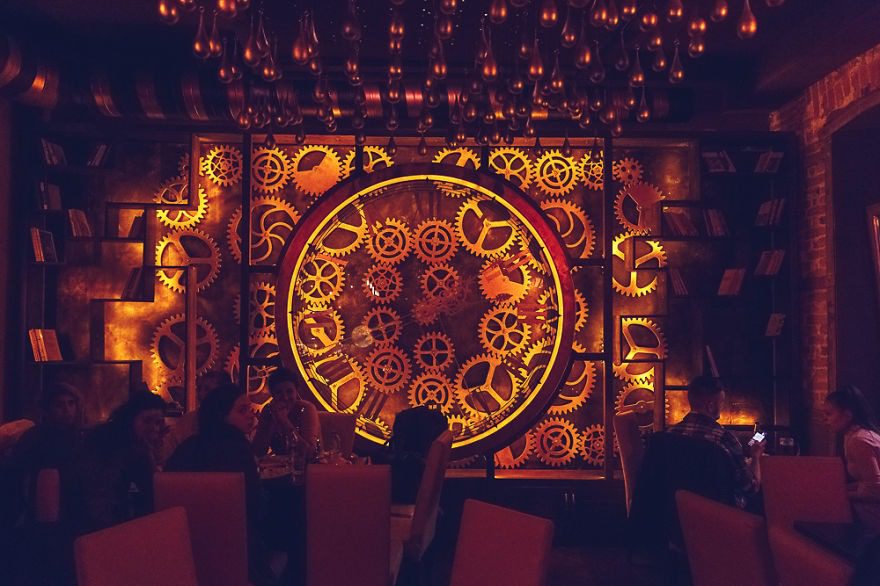 Daha Önce Mekanik Dekorasyonlu Bar Görmüş müydünüz